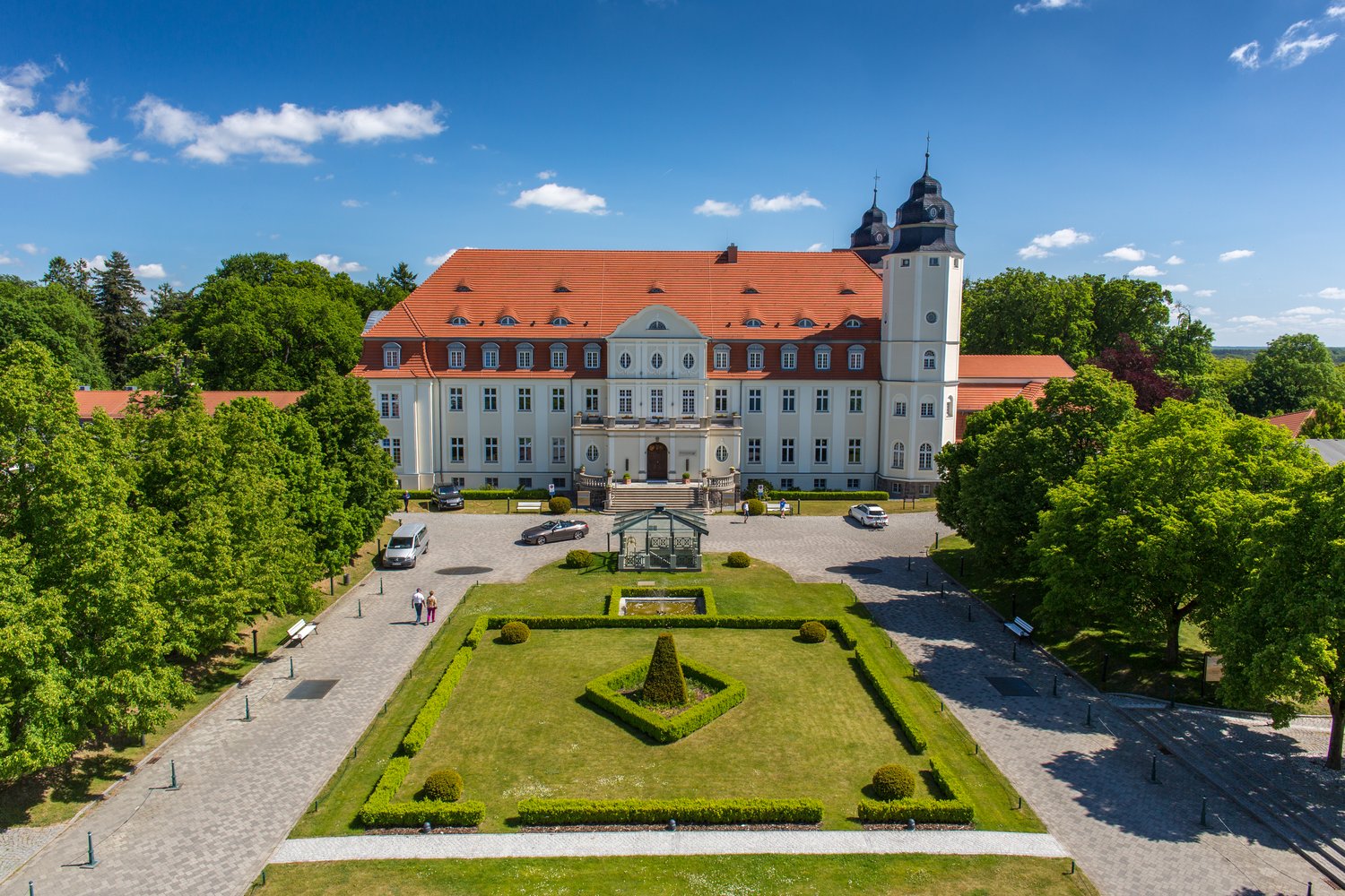 SCHLOSS Hotel FLeesensee in Göhren Lebbin mit Blick auf den Haupteingang